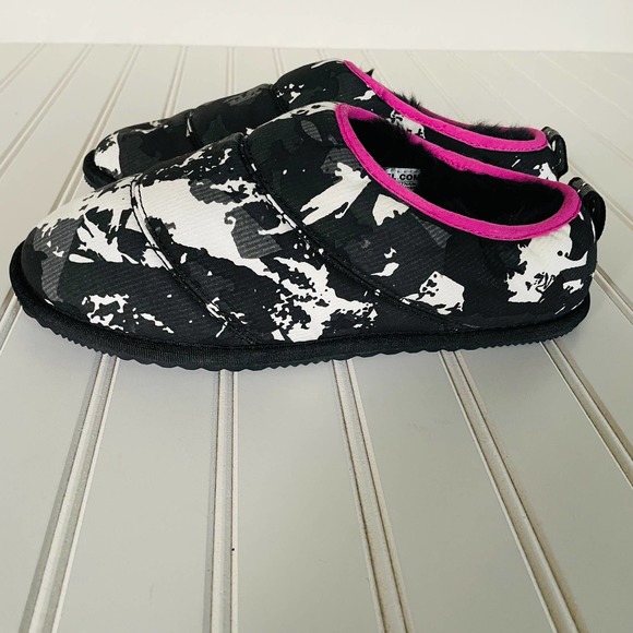 Sorel Women's Black and Pink Slippers GUC - Picture 1 of 14